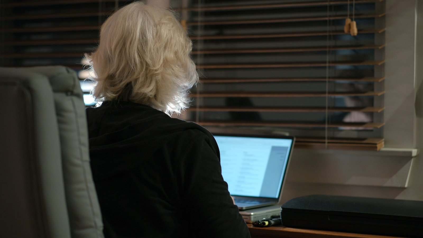 into.the.fire.the.lost.daughter.s01e01.1080p.web.h264 edith 00.28.00.000