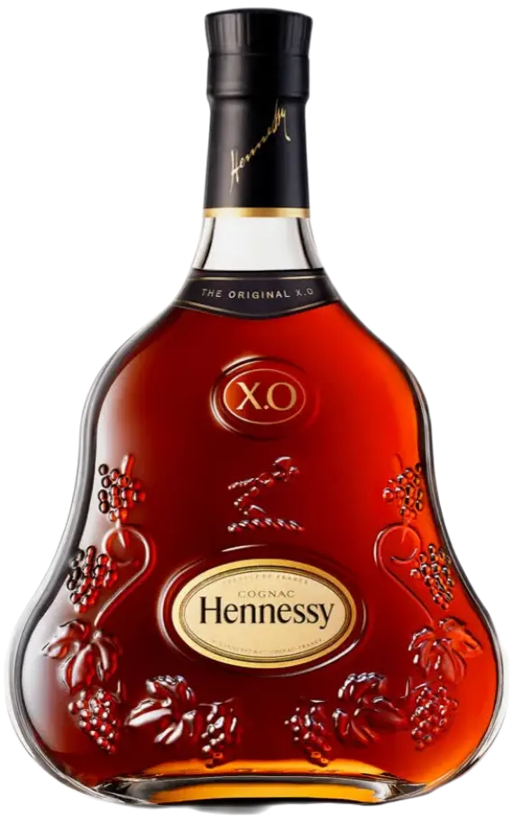 Botella Hennessy XO con su silueta curvilínea y ornamentada,